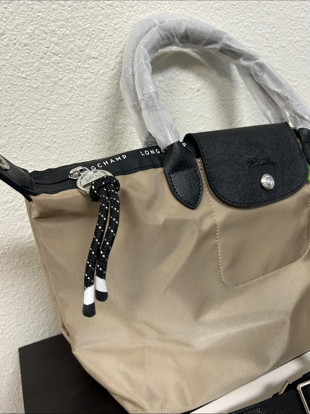 Longchamp Large tobacco nylon tote with black trim and strap - Picture 3 of 5